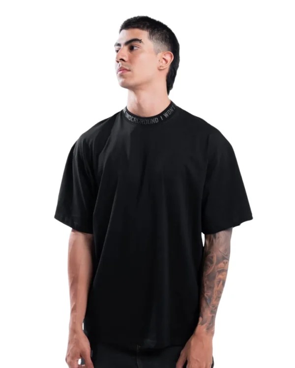 Camiseta Oversize "Turtleneck Relief" - Black Onyx
